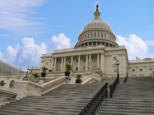 ワシントンd.c.の米国議会議事堂の正面、米国連邦政府の立法府の議席の広いビュー。 - capitol hill voting dome state capitol building ストックフォトと画像