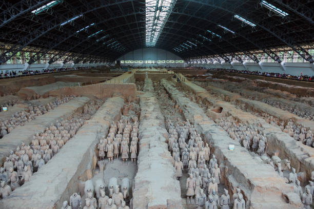 guerriers de l’armée célèbre de terracotta dans la chine xian - terracotta soldiers xian terracotta tomb photos et images de collection