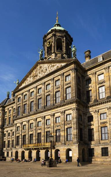 holenderski pałac królewski w amsterdamie w promieniach słońca - statue vertical full length front view zdjęcia i obrazy z banku zdjęć