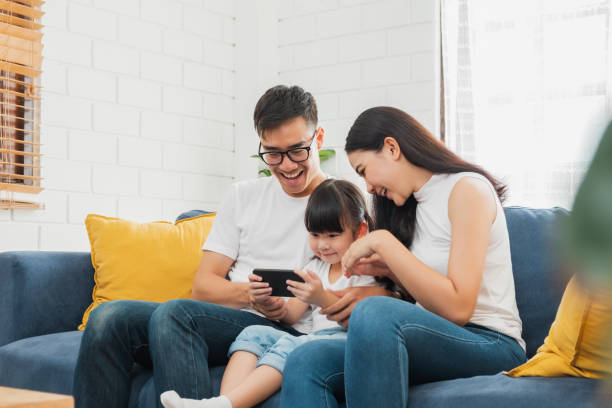 태블릿을 사용 하 여 행복 한 아시아 가족, 노트북, 게임을 재생 하는 전화 영화를 보고, 기술 라이프 스타일 개념에 대 한 집에서 휴식 - laptop women child digital tablet 뉴스 사진 이미지
