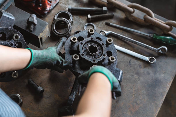 작업장에서 차량 자동차 부품을 검사하고 ��수리하는 여성 정비사 엔지니어의 손 - trainee mechanic engineer student 뉴스 사진 이미지