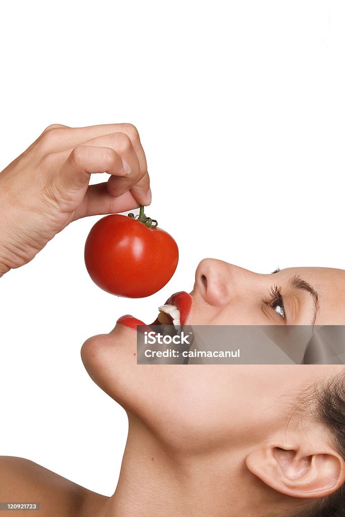 食べるトマトの若い女性 - 20-24歳のロイヤリティフリーストックフォト