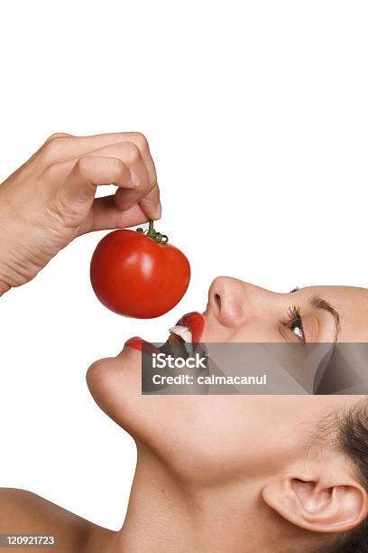 Jovem Mulher Comer Tomates - Fotografias de stock e mais imagens de 20-24 Anos - 20-24 Anos, 20-29 Anos, Adulto