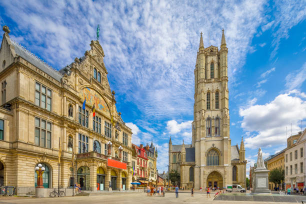 katedra świętego bavo w korenmarkt (plac centralny) w gandawie, belgia - local landmark old town skyline cathedral zdjęcia i obrazy z banku zdjęć