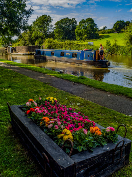 uma vista dos portões de bloqueio no canal da grande união em hatton locks - warwickshire narrow nautical vessel barge - fotografias e filmes do acervo