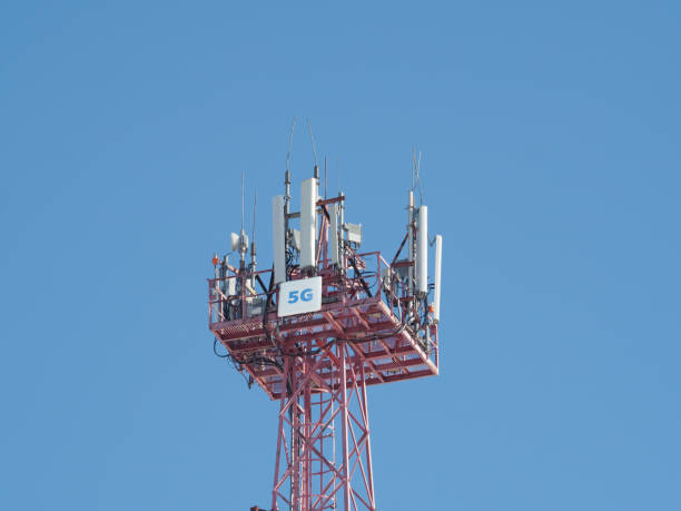 anteny telefonii komórkowej na szczycie wieży telekomunikacyjnej gsm 5g . przyszły system komunikacji - high frequencies obrazy zdjęcia i obrazy z banku zdjęć