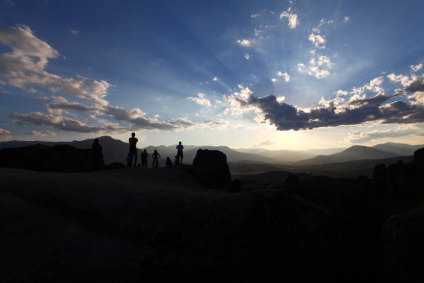 pôr do sol sobre meteora, grécia - meteora monk monastery greece - fotografias e filmes do acervo