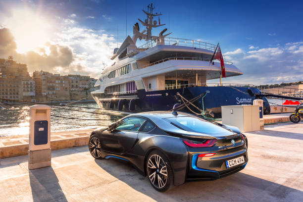 coche eléctrico deportivo bmw i8 estacionado en el puerto deportivo de birgu, malta - bmw i8 fotografías e imágenes de stock