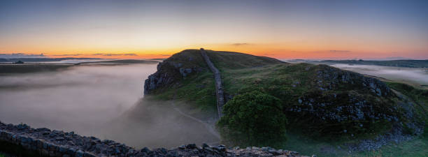 misty dawn perto da muralha de adriano - northamptonshire - fotografias e filmes do acervo