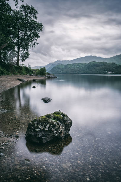 on the shores of loch lomond, scotland - loch lomond loch ben lomond scotland imagens e fotografias de stock