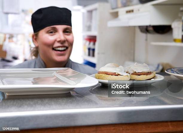 Cucina In Azione - Fotografie stock e altre immagini di Fornitore di cibo - Fornitore di cibo, Acciaio inossidabile, Adulto