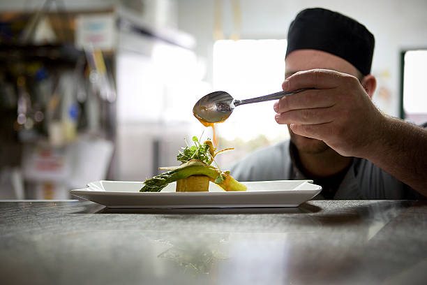 cocina en acción - comida francesa fotografías e imágenes de stock