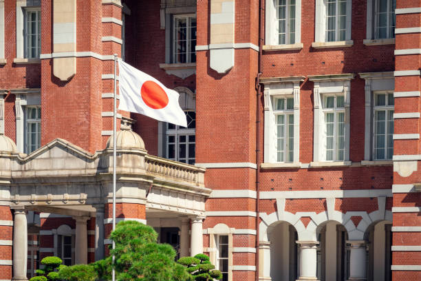 drapeaux japonais et gare de tokyo - tokyo station railroad station chiyoda ward building exterior photos et images de collection