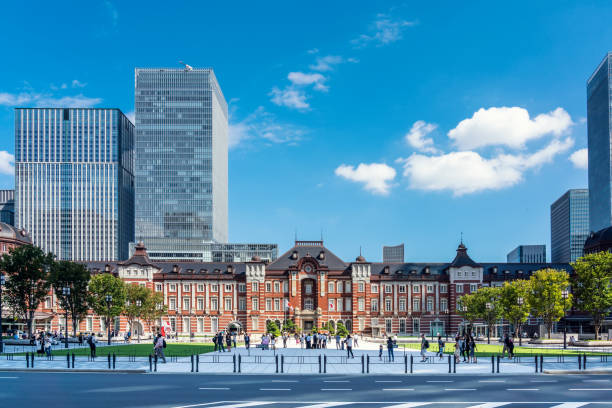 화창한 날의 도쿄역 - tokyo station railroad station chiyoda ward building exterior 뉴스 사진 이미지