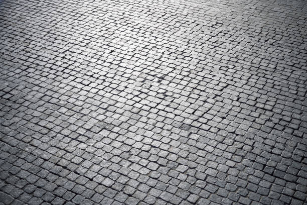 textura de carretera de piedra. azulejo de carretera en la plaza roja de moscú - paving stone avenue stone curve fotografías e imágenes de stock