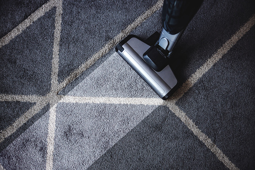 Cierre de la limpieza de limpieza de vapor alfombra muy sucia. photo
