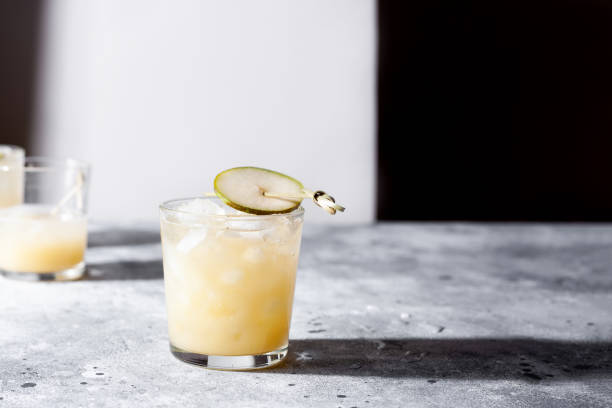 krótka szklanka orzeźwiającej gruszki soda woda mocktail lub koktajl na szarym tle betonowym - ginger tea drink healthy eating zdjęcia i obrazy z banku zdjęć