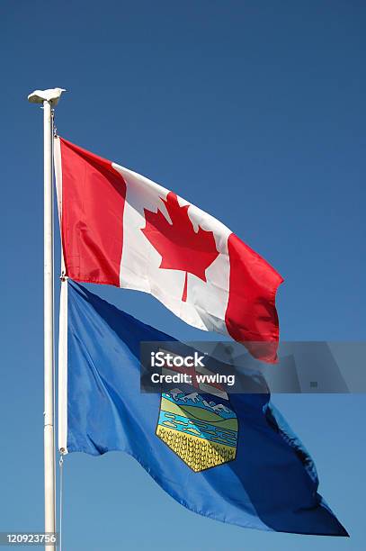 Canadiense Y Alberta Flags Foto de stock y más banco de imágenes de Alberta - Alberta, Edificio federal, Bandera