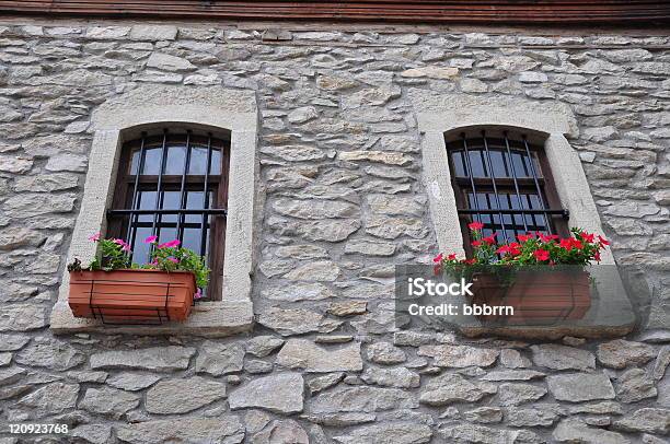 Windows - Fotografie stock e altre immagini di Grata di metallo - Grata di metallo, Villa, Albergo