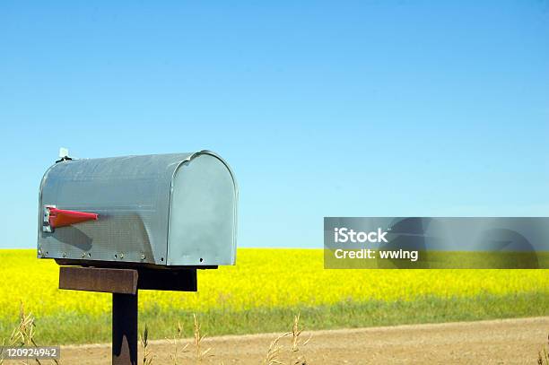 Postbox Растительного Местах И Место Для Текста — стоковые фотографии и другие картинки Ящик для писем - Ящик для писем, Ферма, Уличный почтовый ящик