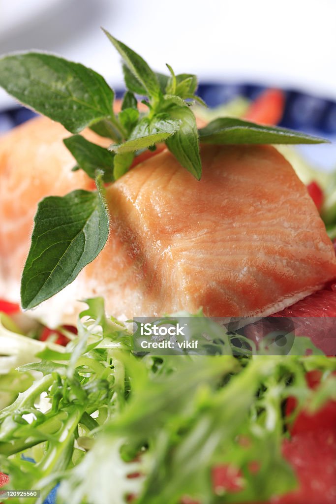 Filetto di salmone arrosto e insalata - Foto stock royalty-free di Alimentazione sana