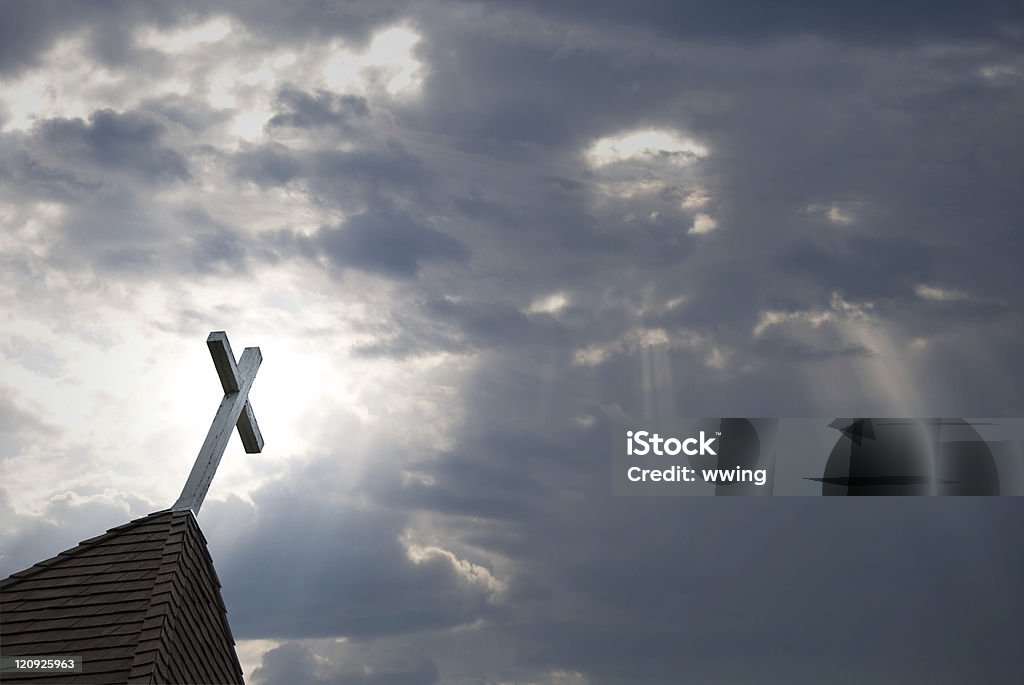 Gefilterte Sonnenlicht mit weißem Kreuz und Kirchturmspitze - Lizenzfrei Kirchturmspitze Stock-Foto