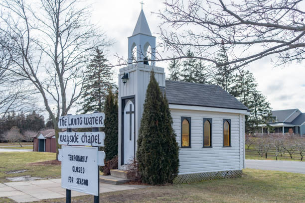 living water wayside chapel w: niagara-on-the-lake, canada - stained glass window church chapel zdjęcia i obrazy z banku zdjęć