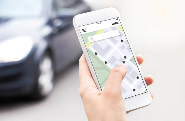 auto o ride condividono l'app mobile nello smartphone. servizio di carsharing, ridesharing o carpooling. concetto di sharing economy. persona che ordina taxi online con telefono. mappare la posizione nella schermata. - location services foto e immagini stock