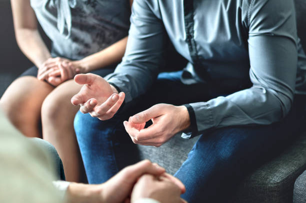 paarberatung oder therapiesitzung. mann spricht über probleme in der familie. ehemann und ehefrau treffen ihren psychiater. - mental health professional family couple psychiatrist stock-fotos und bilder