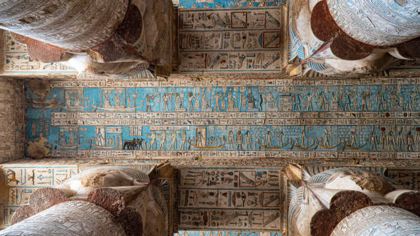 tempio di dendera o tempio di hathor. egitto. dendera è una piccola città egiziana. complesso del tempio di dendera, uno dei siti del tempio meglio conservati dell'antico alto egitto. - dendera foto e immagini stock