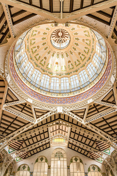 потолок центрального рынка валенсии. валенсия, испания - dome glass ceiling skylight стоковые фото и изображения