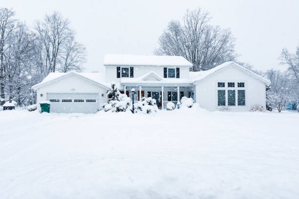 пригородный колониальный дом во время экстремальной снежной бури - whiteout стоковые фото и изображения