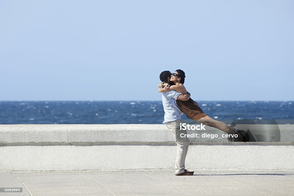 Heureux hug entre Belle femme et mari - Photo de Adulte libre de droits