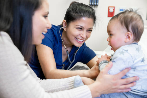 krankenschwester überprüft die vitalität des kleinen jungen bei check-up-besuch - doctor child baby healthcare and medicine stock-fotos und bilder