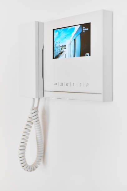 na białej ścianie wideo domofon z street view talkback - video computer monitor technology accessibility zdjęcia i obrazy z banku zdjęć