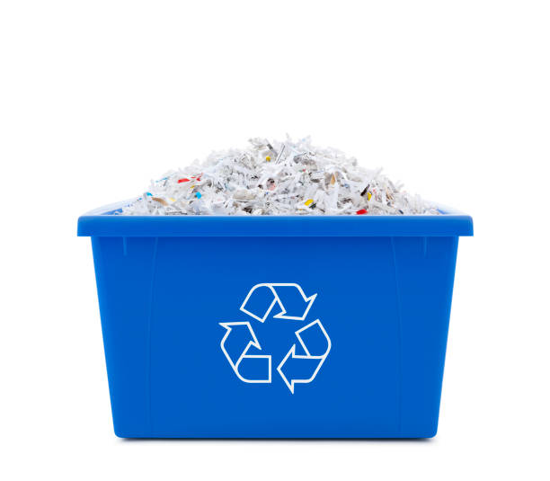 cestino per il riciclaggio - carta triturata - paper shredder isolated paper demolished foto e immagini stock
