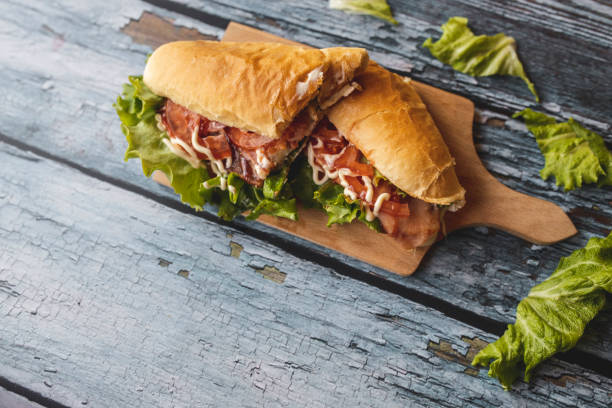 sándwich de pollo - sandwich submarine delicatessen salami fotografías e imágenes de stock