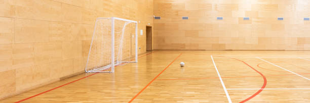 portes pour mini-football. salle pour le handball dans le court sportif moderne - faute de main photos et images de collection