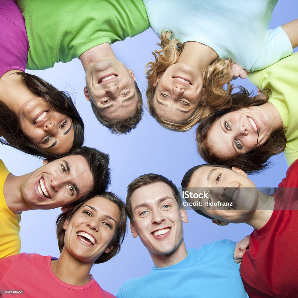 Sorrindo jovem amigos - Foto de stock de Pessoas royalty-free