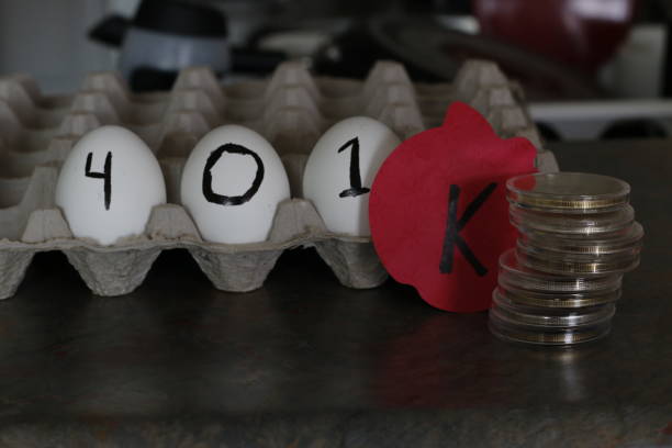 401k foto temática ao lado de moedas de prata - investment mutual fund financial advisor nest egg - fotografias e filmes do acervo