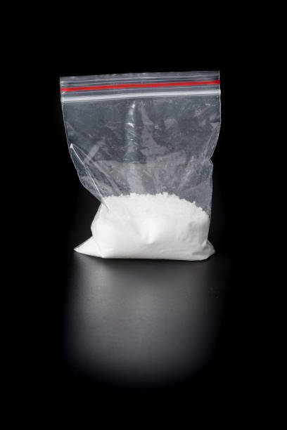 pacote com narcótico isolado em preto - narcotic drug abuse cocaine heroin - fotografias e filmes do acervo