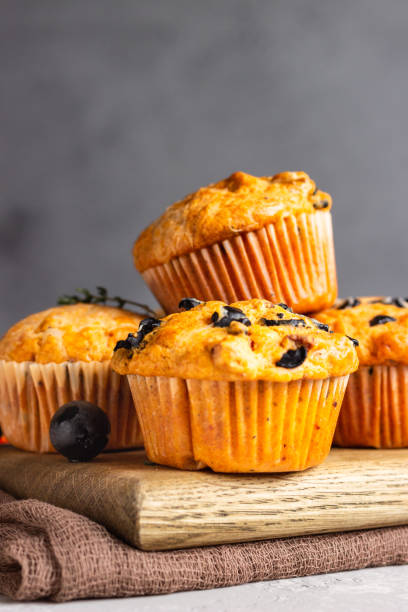 savory muffins with sun dried tomatoes and olives. - muffin cheese bakery breakfast imagens e fotografias de stock