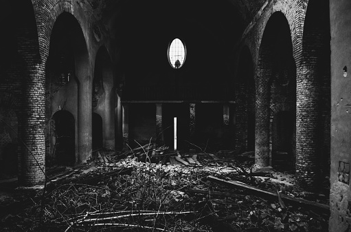 Ruinas de la antigua iglesia cerca de Lviv, Ucrania. Concepto de caos, maldad y destrucción. Blanco y negro photo