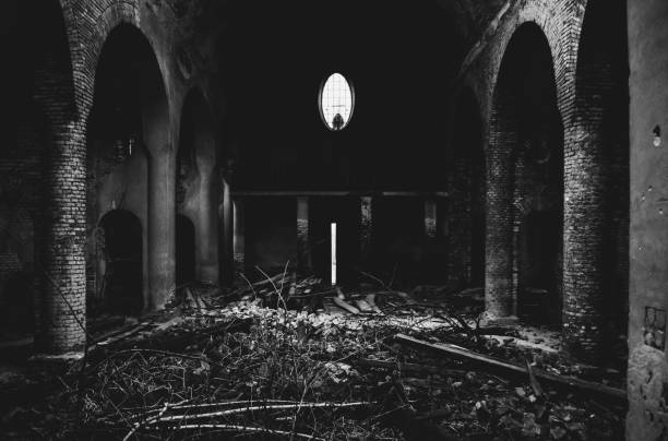 руины старой церкви под львовом, украина. понятие хаоса, зла и разрушения. черно-белые - abandoned church indoors dirty стоковые фото и изображения