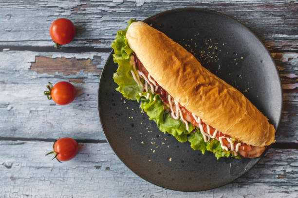 sandwich en plato y tomate cherry - sandwich submarine delicatessen salami fotografías e imágenes de stock