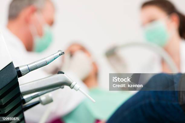 Paciente Con Tratamiento Dental Dentista Foto de stock y más banco de imágenes de Adulto - Adulto, Asistencia sanitaria y medicina, Ayuda