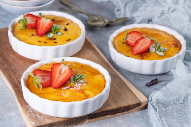 creme brulee - традиционный французский десерт из ванильного крема с карамелизированным сахаром сверху. leite крем, португальская пустыня - brule стоковые фото и изображения