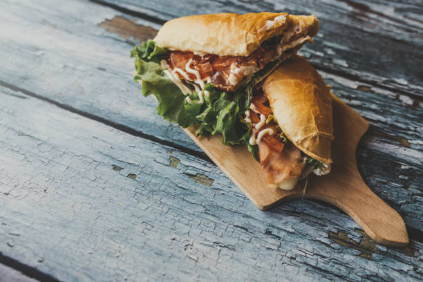 sandwich en tabla de cortar - sandwich submarine delicatessen salami fotografías e imágenes de stock