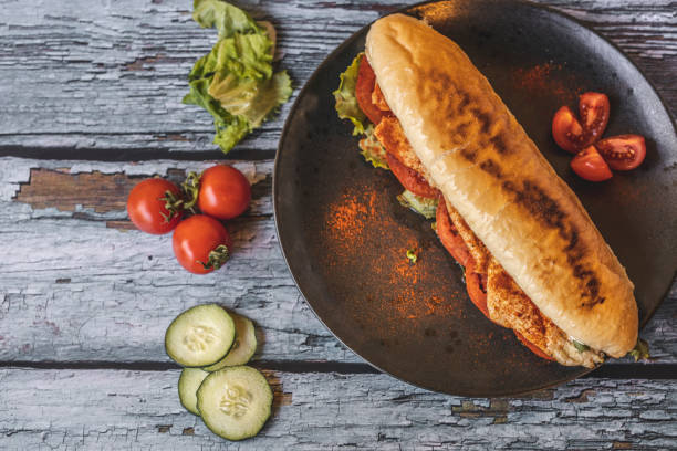 sándwich y ensalada - sandwich submarine delicatessen salami fotografías e imágenes de stock