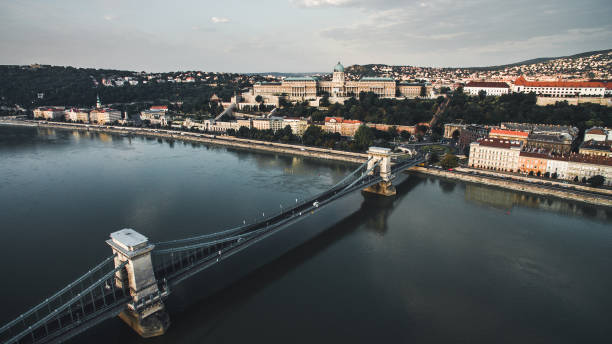 vista panorámica aérea del castillo de buda con el puente de las cadenas szechenyi, clark adam square. palacio real del castillo de buda y túnel de buda al amanecer en una mañana de verano - budapest aerial view royal palace of buda hungary fotografías e imágenes de stock